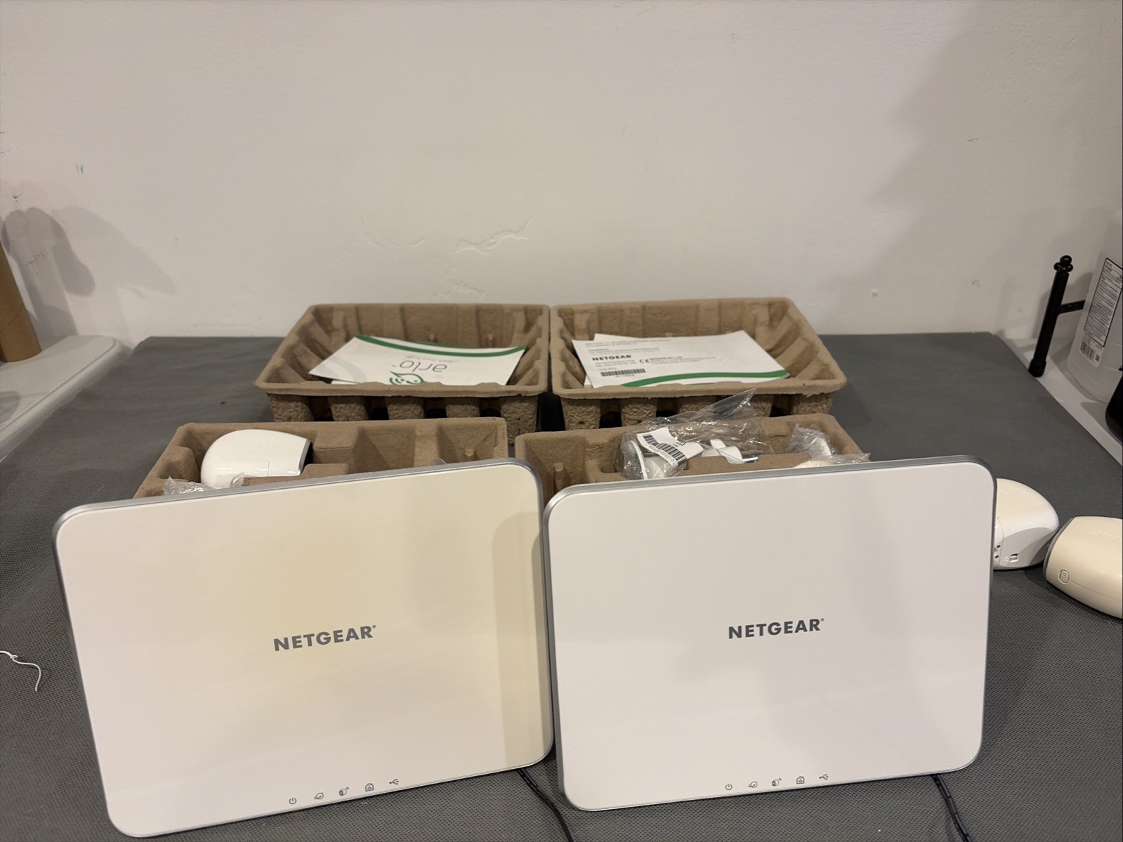 Arlo Netgear 2 Hub Cloud With Charger VMB3000 & VMC3030 4 Cameras