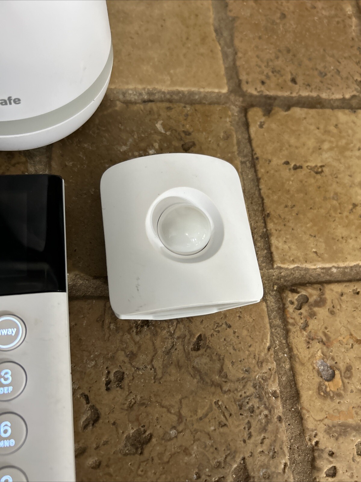 SimpliSafe Home Security System with HD Camera – White (5 Pieces) Preowned