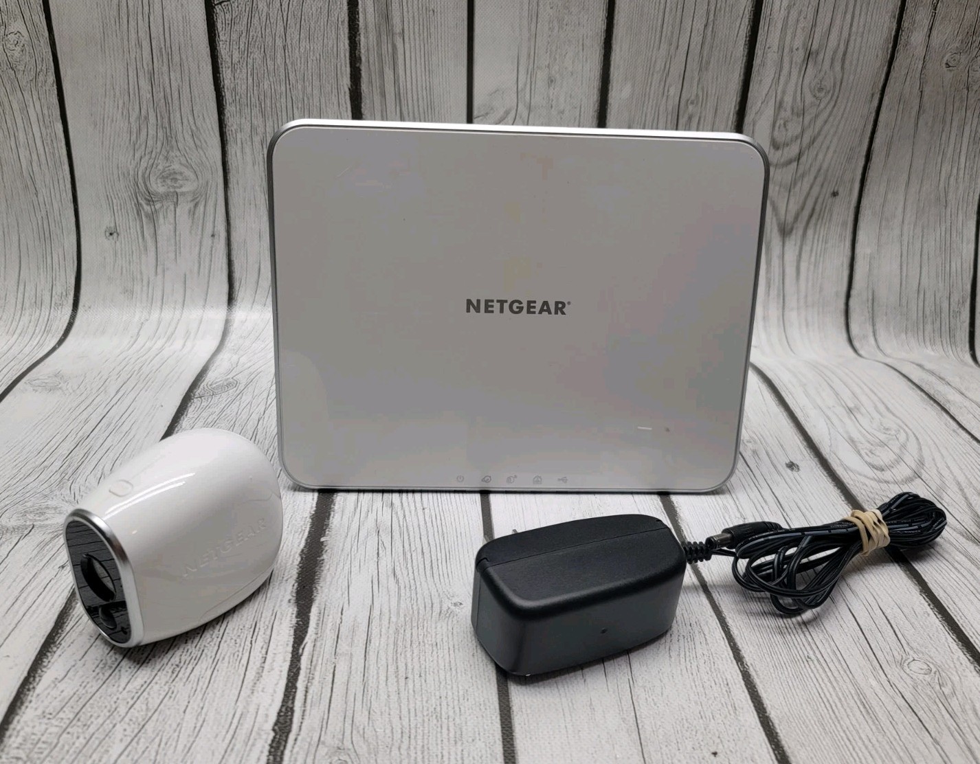 NETGEAR VMB3000 Arlo Camera Base station And 1 Camera VMC3030