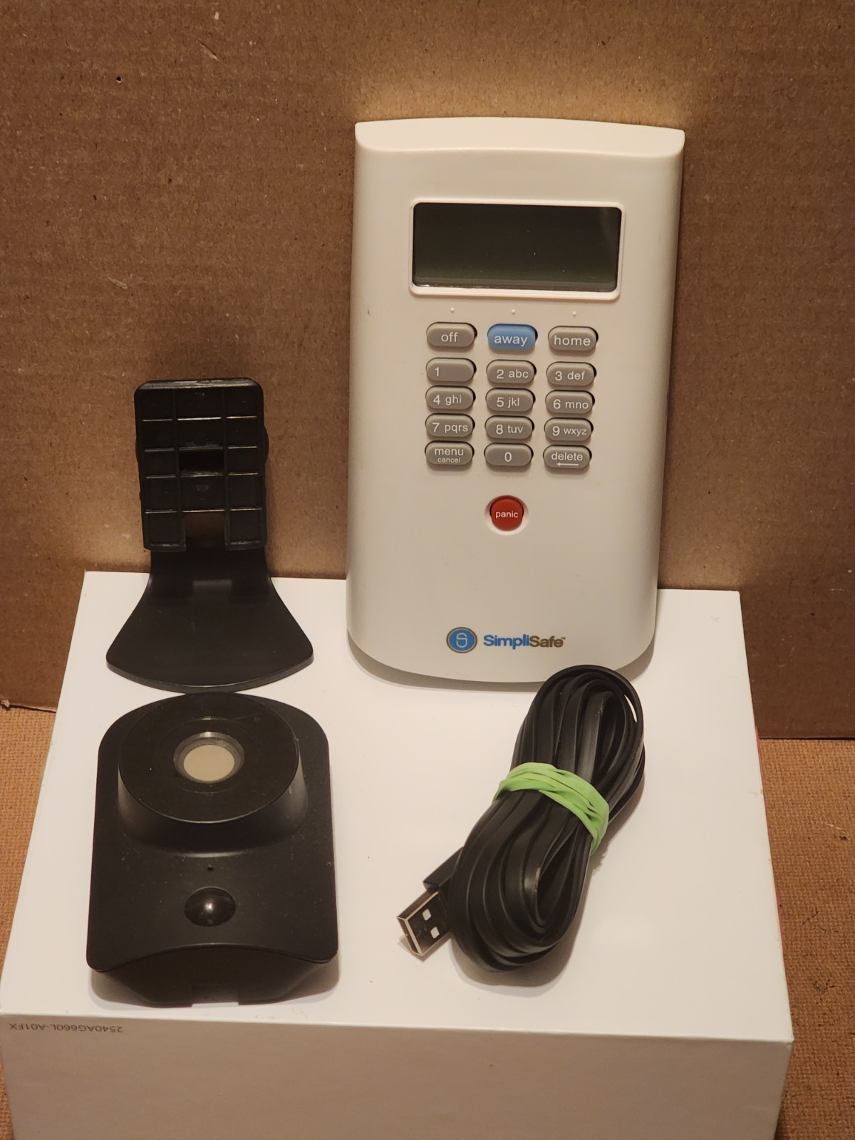 SimpliSafe SimpliCam SSCM1 Indoor Security Camera & Simplisafe Keypad KP1000