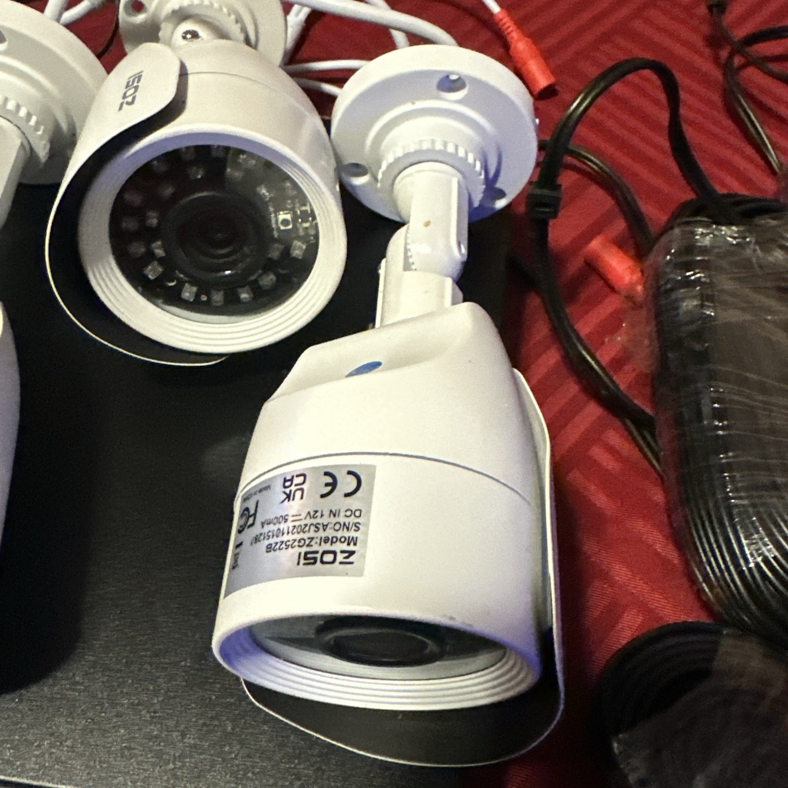 ZOSI Video surveillance system with 4 Cameras 4AK-2522B-WS-US Night Vision Read