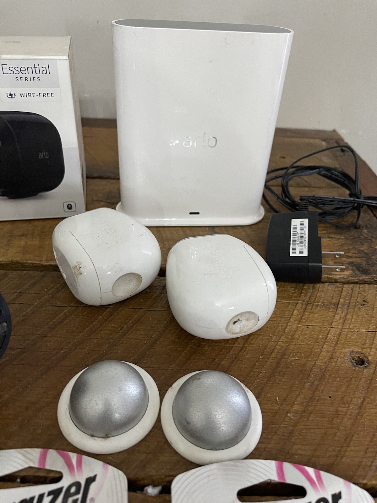 Arlo Essential Spotlight Indoor/Outdoor Wire-Free 1080p Camera HUB Vmb4540 LOT