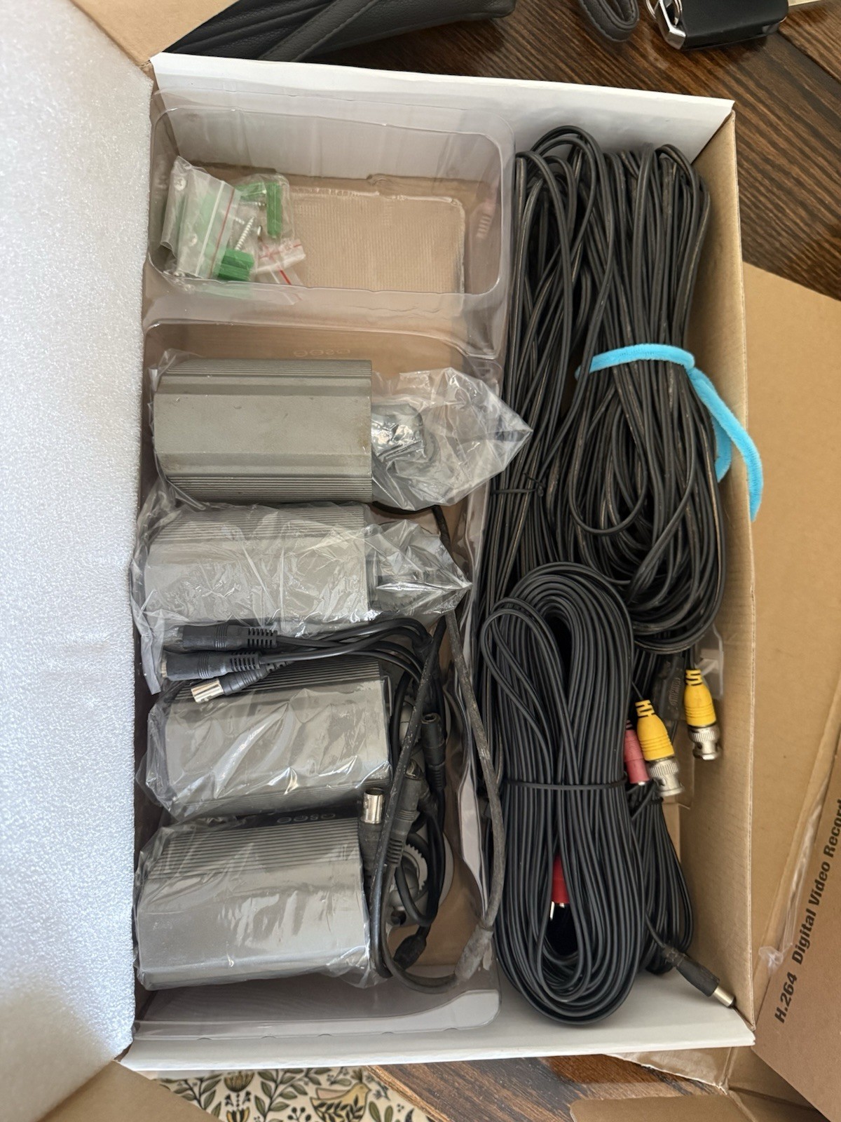 Q-SEE Security Surveillance Security System with DVR. QT5140-4A6-5