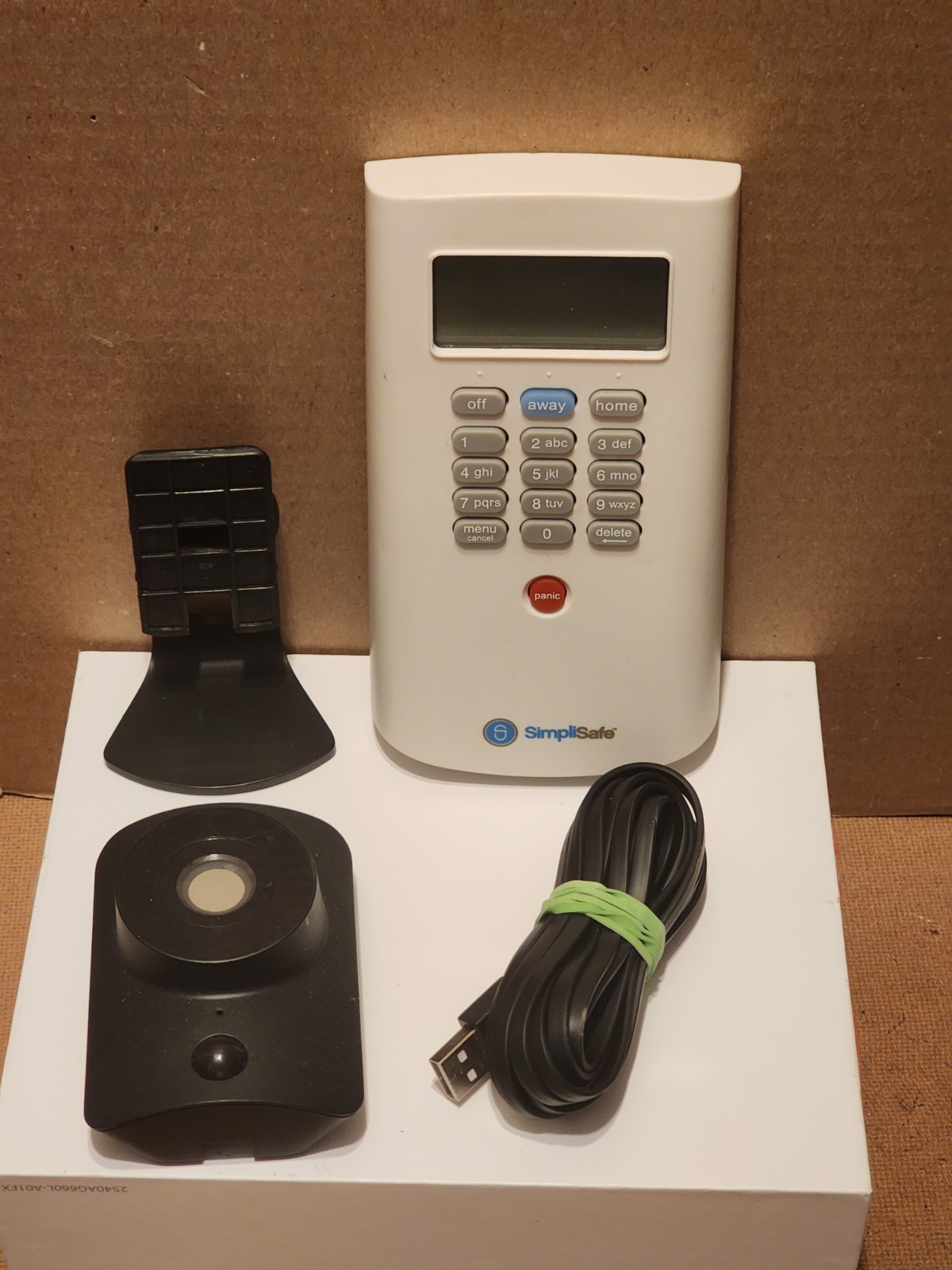 SimpliSafe SimpliCam SSCM1 Indoor Security Camera & Simplisafe Keypad KP1000