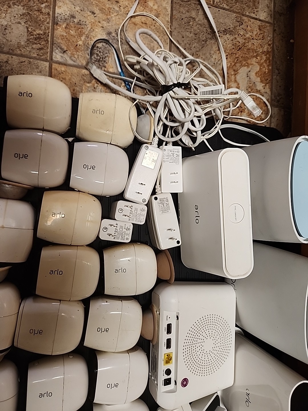 Lot Arlo: 19 Cameras (Not Tested) + 3 Bases PROVED (Inc. VMB5000 4K Hub)