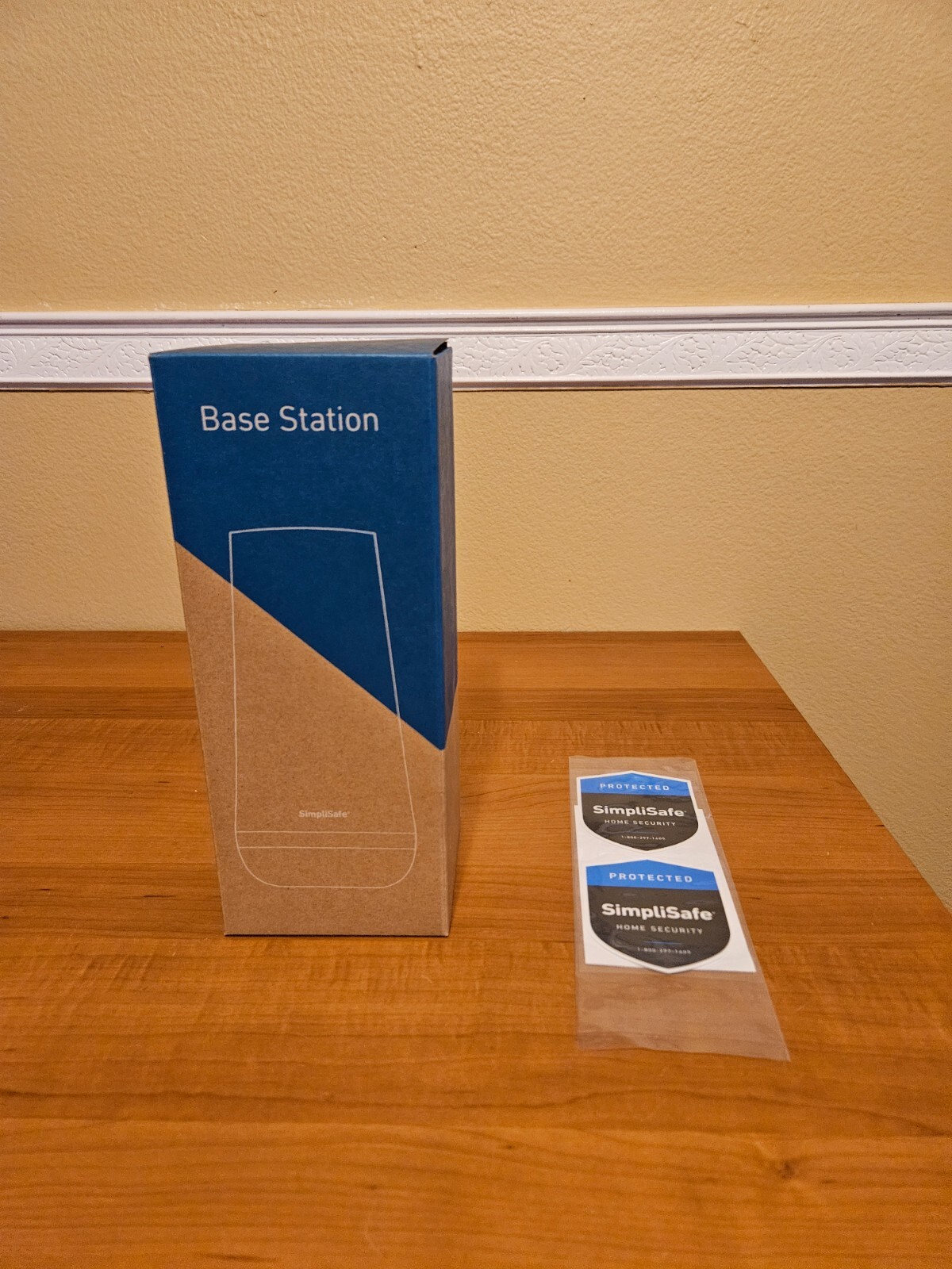 SimpliSafe SSCS3 3rd Gen WBase Station Home Security Alarm w/Window Decals