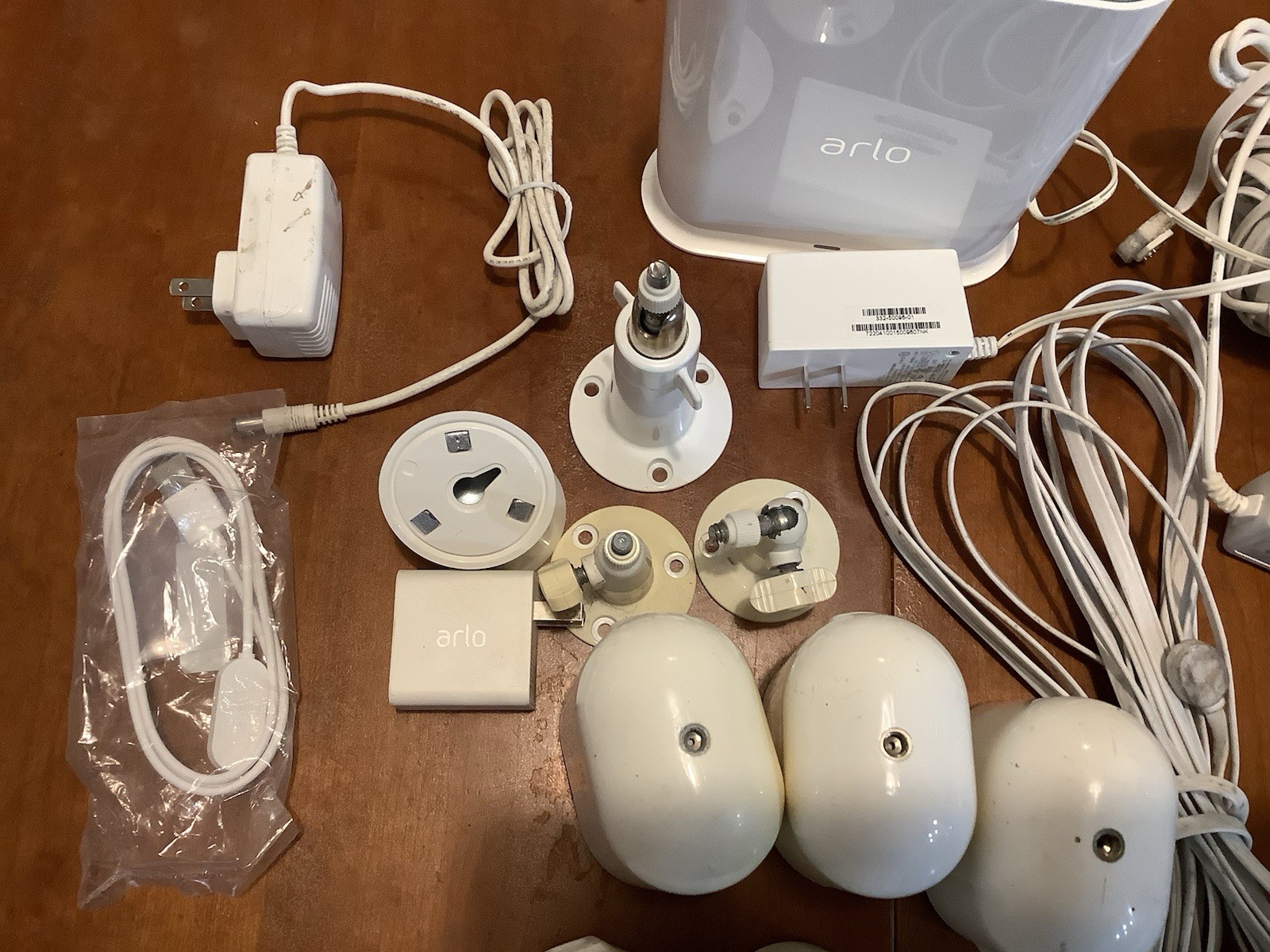 Arlo VMB4540 Wireless Home Security 5 Camera System W/ Home base 3 Long Chargers