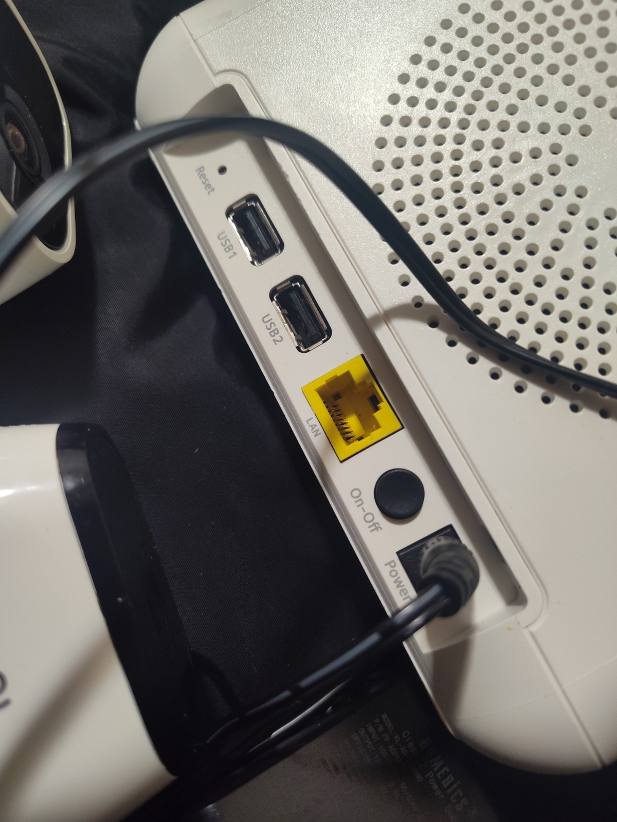 Arlo Pro VMB4000 Security Base Station W/Power Cord& 2 Camera’s VMC4030P VMC4030