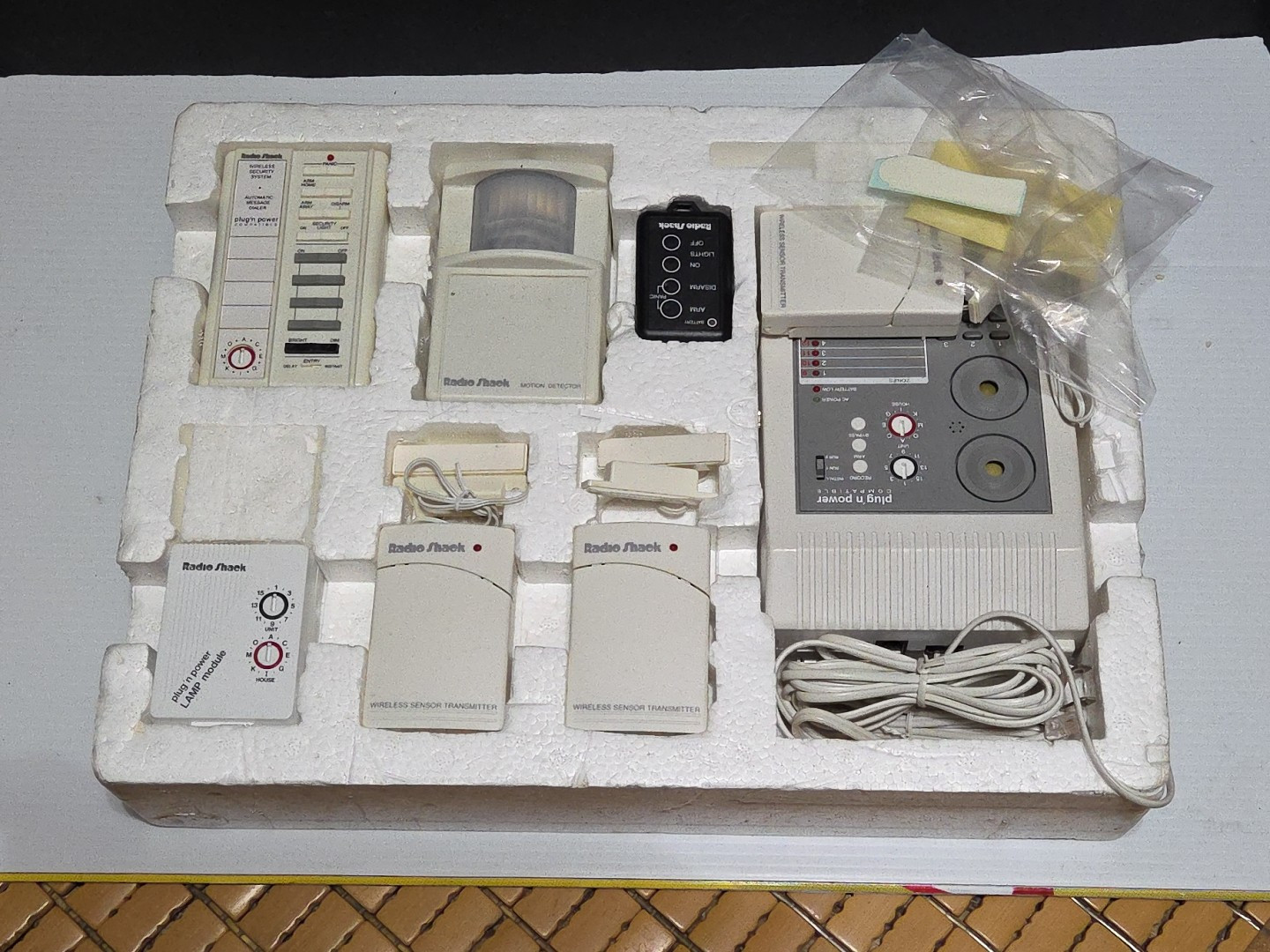 Radio Shack Wireless Home Security System from 1994 – 61-2610 49-2551A