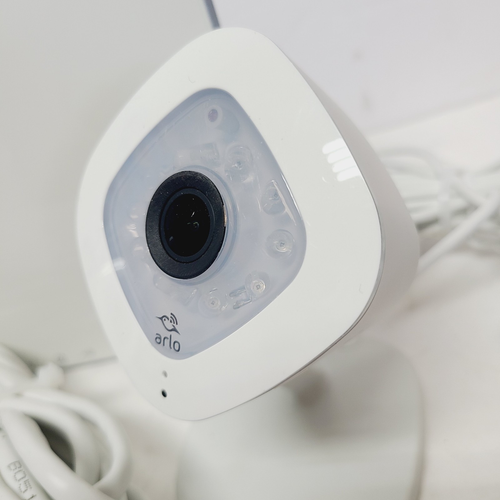 NETGEAR Arlo HUB VMB3000, 2 Arlo Q Cameras Vmc3040