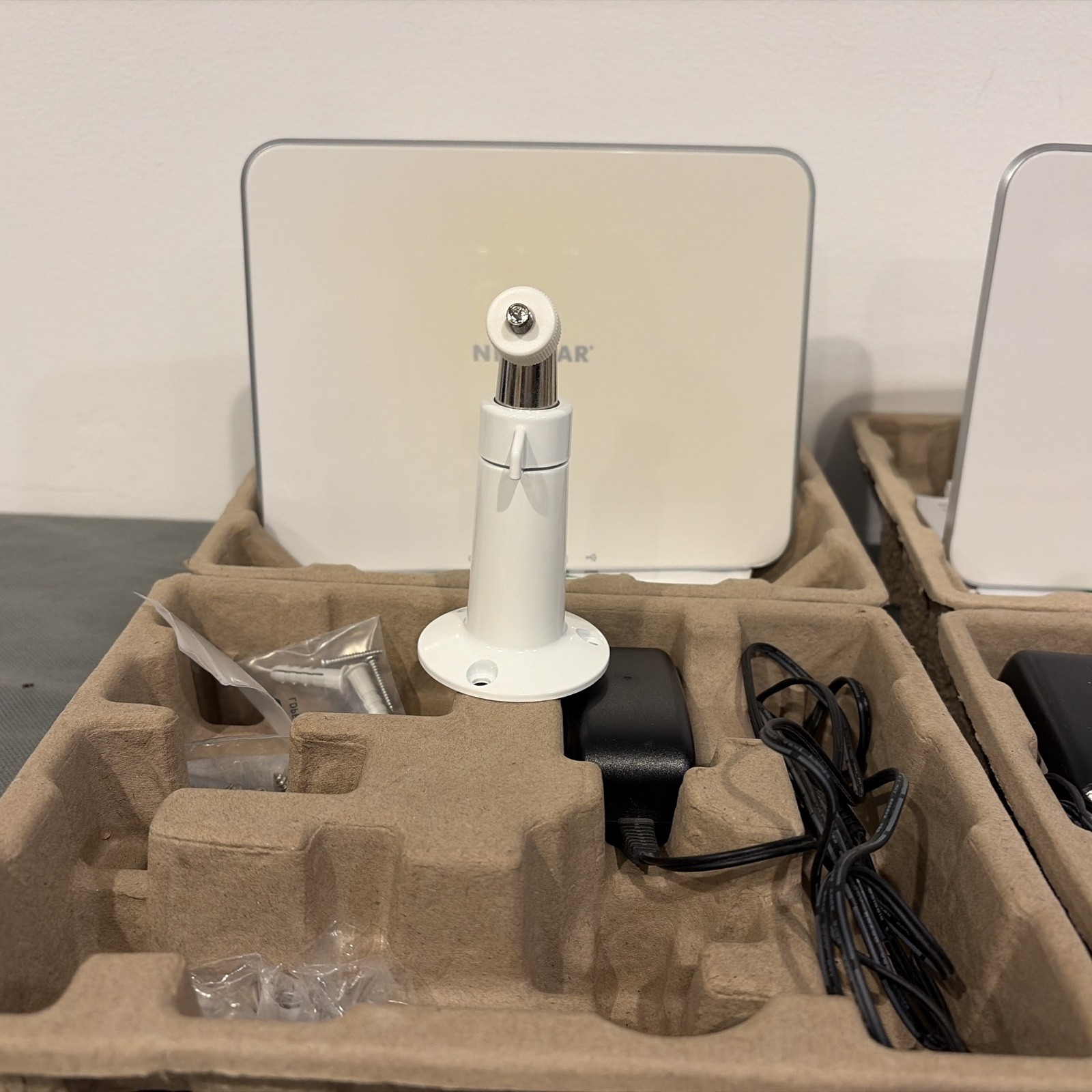Arlo Netgear 2 Hub Cloud With Charger VMB3000 & VMC3030 4 Cameras