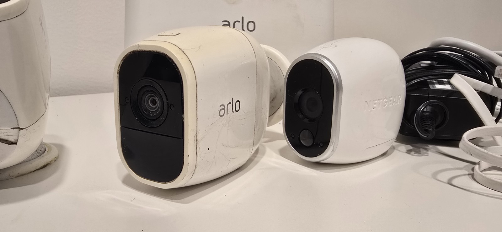 Arlo Pro 2 VMC4030P (2 Cameras) + Netgear Arlo VMC3030 + VMB4000 Base Station