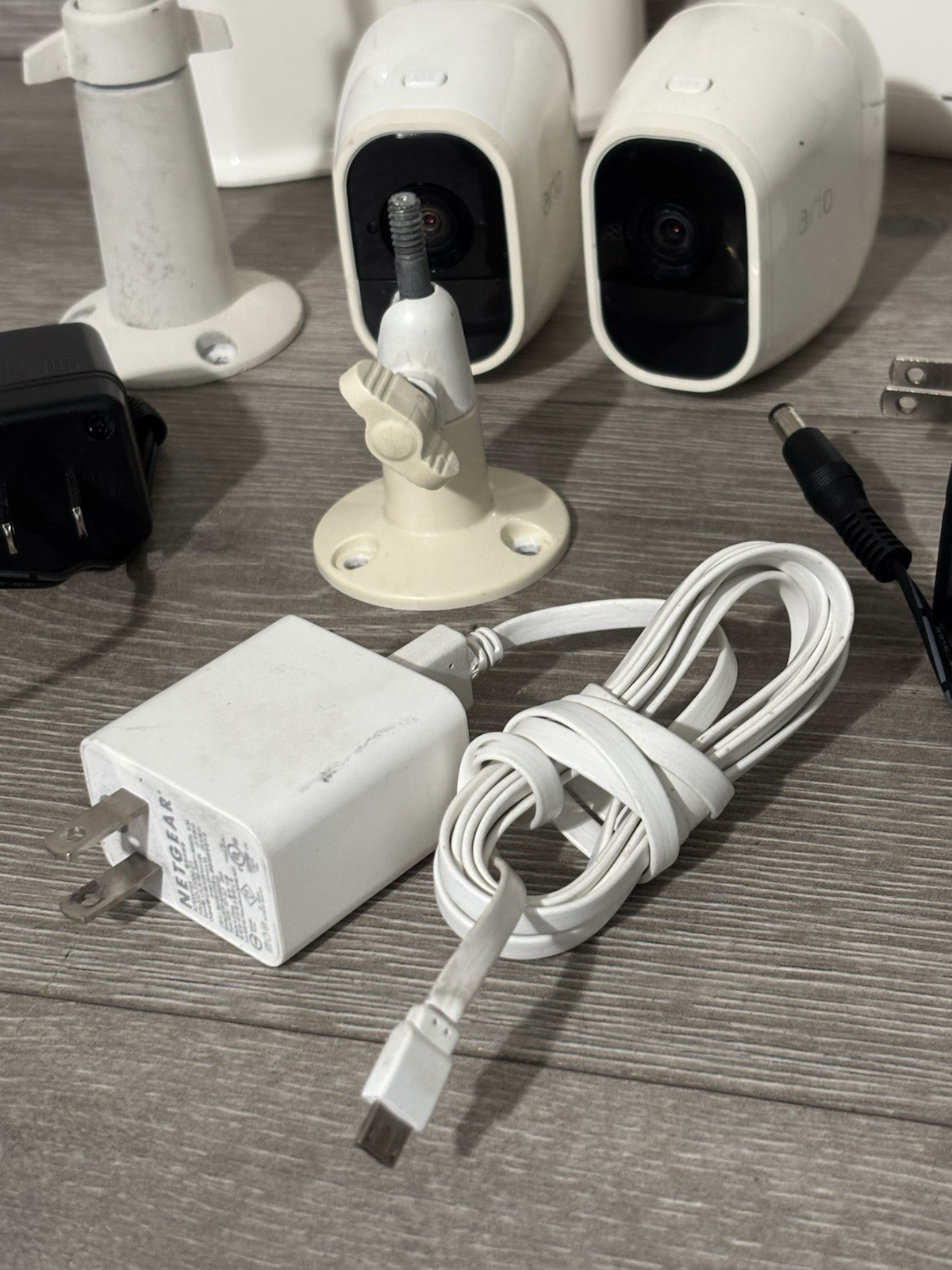 2x NETGEAR Arlo Base Stations VMB40000 VMB4540 and 2 VMC4030P Cameras – AS-IS