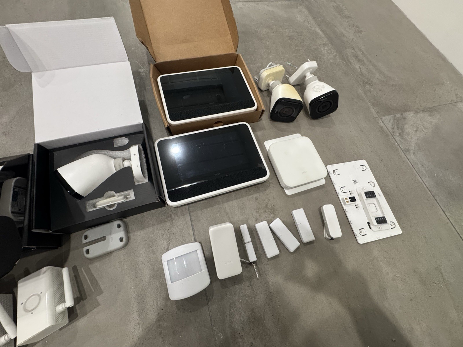 Vivint Outdoor Camera Pro Security System 4 Cameras Wi-Fi Night Vision Sensors