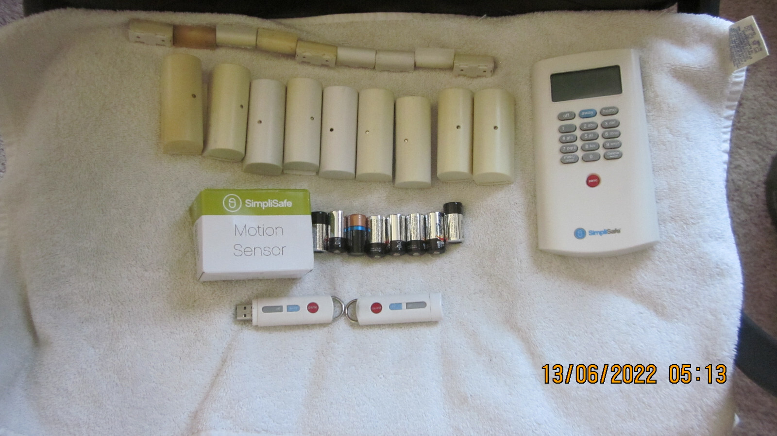 SIMPLY SAFE HOME SECURITY SYSTEM WITH 9 DOOR AND WINDOW SENSORS AND BASE