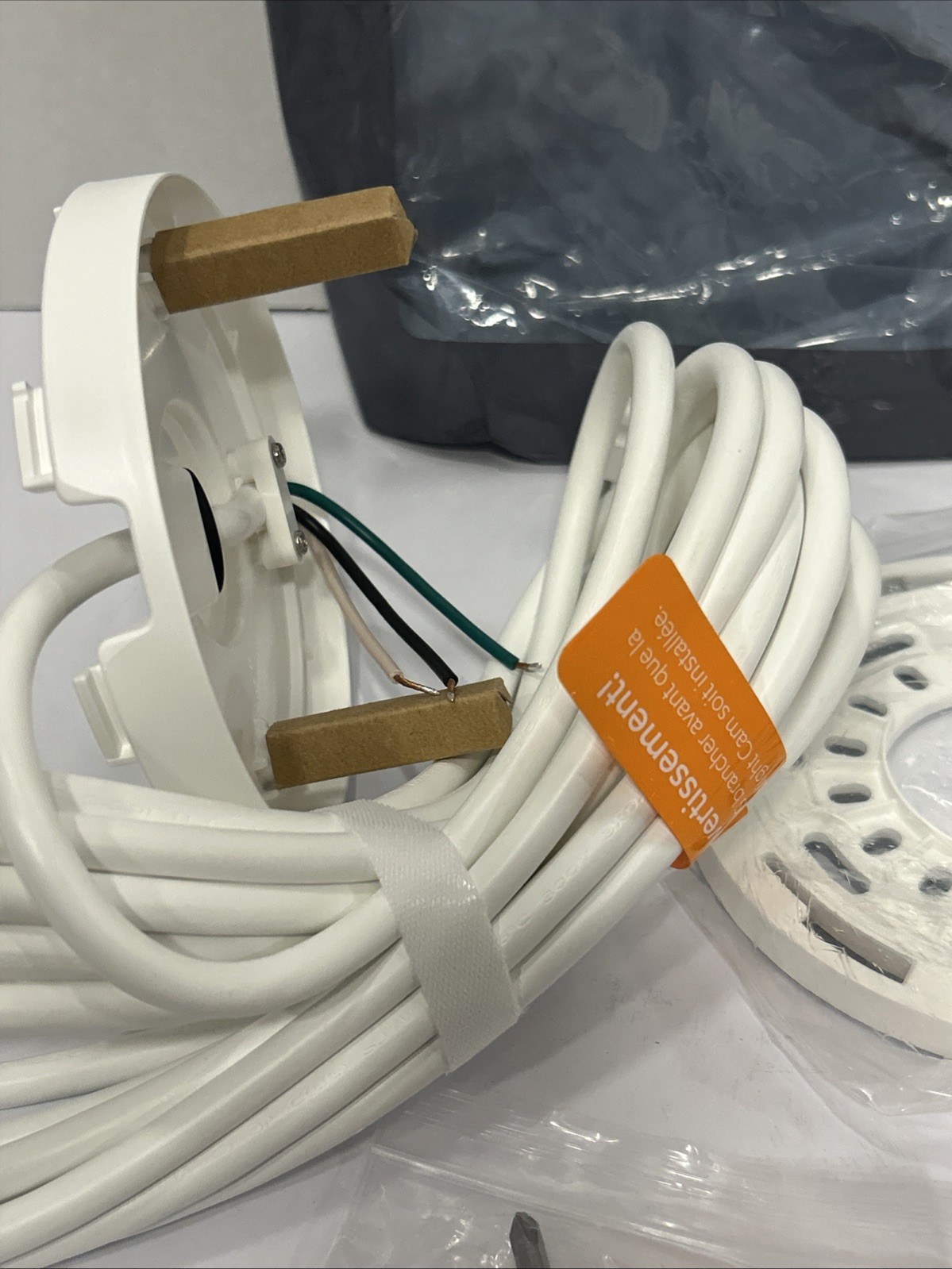 Ring Plug-In Mount for Floodlight Cams – White US Open Box NEW