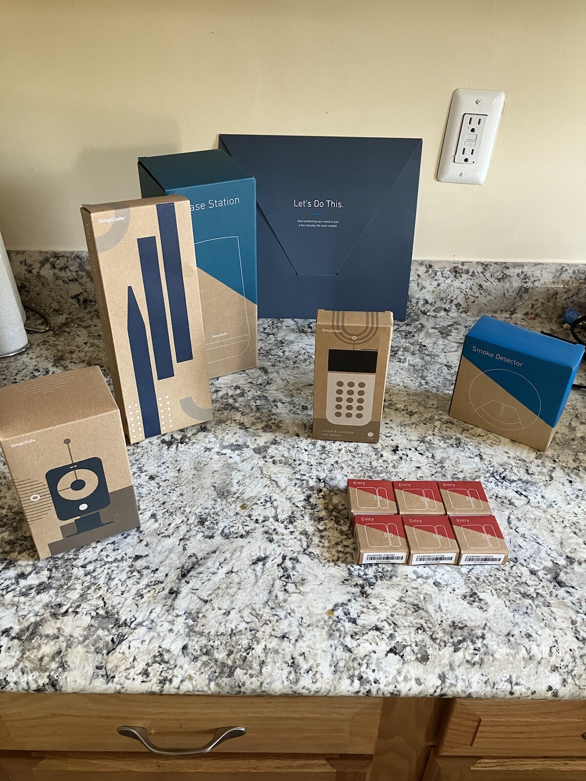 BRAND NEW – SimpliSafe 10pc Security System SSCS3 with Security Camera SSCM2