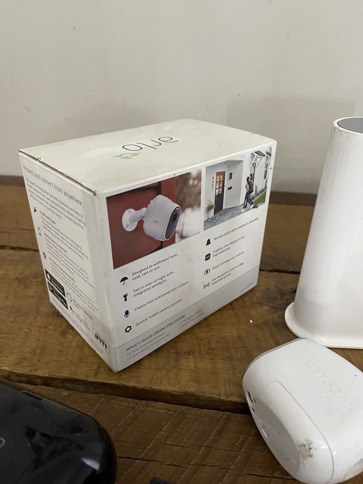 Arlo Essential Spotlight Indoor/Outdoor Wire-Free 1080p Camera HUB Vmb4540 LOT
