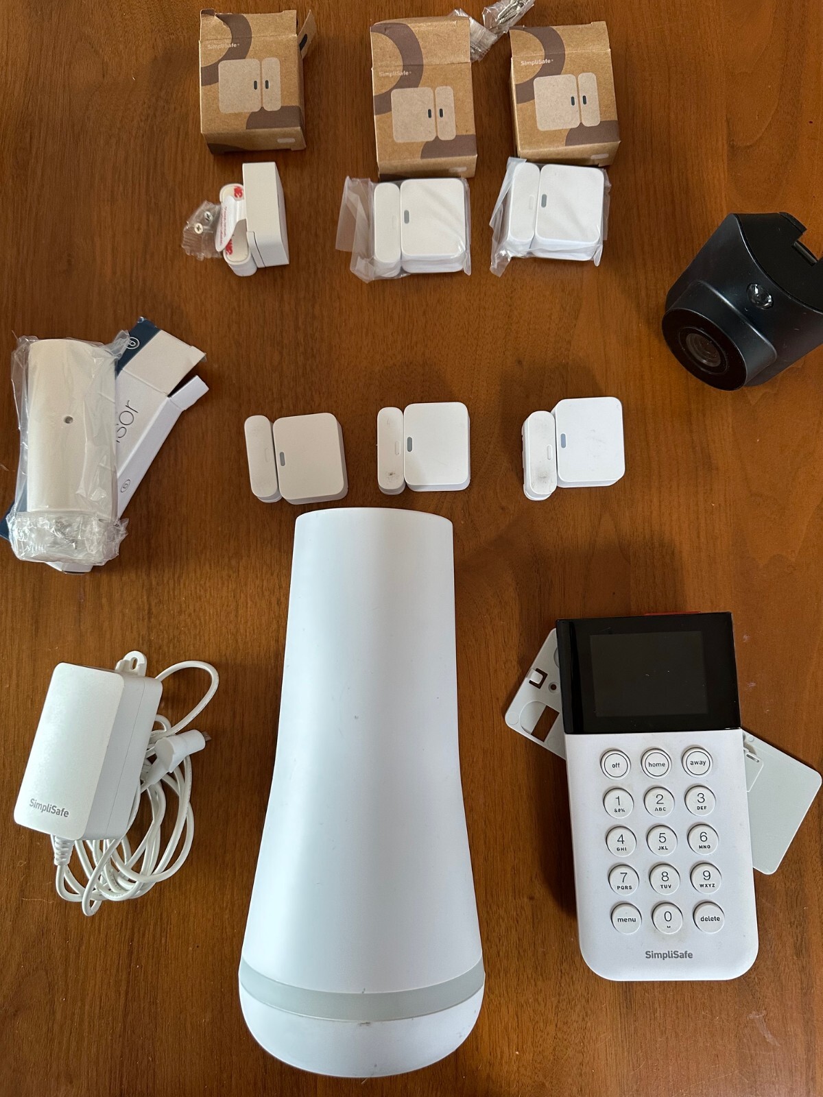 SimpliSafe Wireless 10-Piece Home Security Kit – with Camera