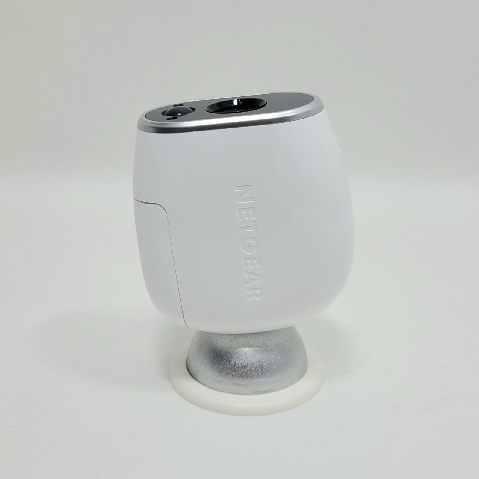 Netgear Arlo VMC3030 Add-On Camera with QuadPod New Batteries
