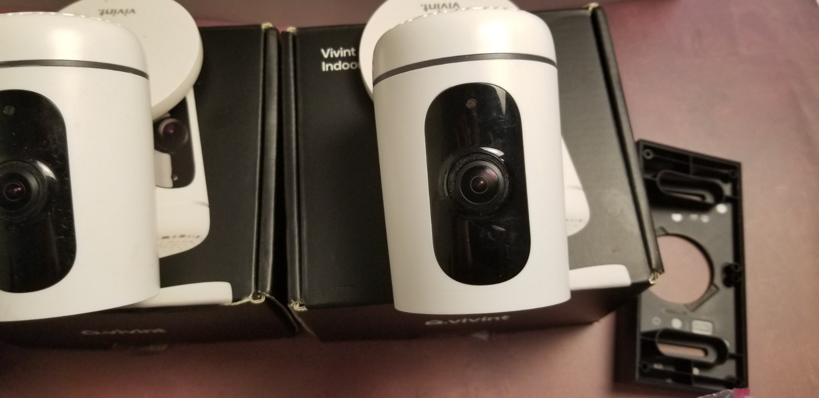 Vivint Smart Hub VS-SH2000-C00 Doorbell Pro 2 VCAM-1 Cameras Bundle
