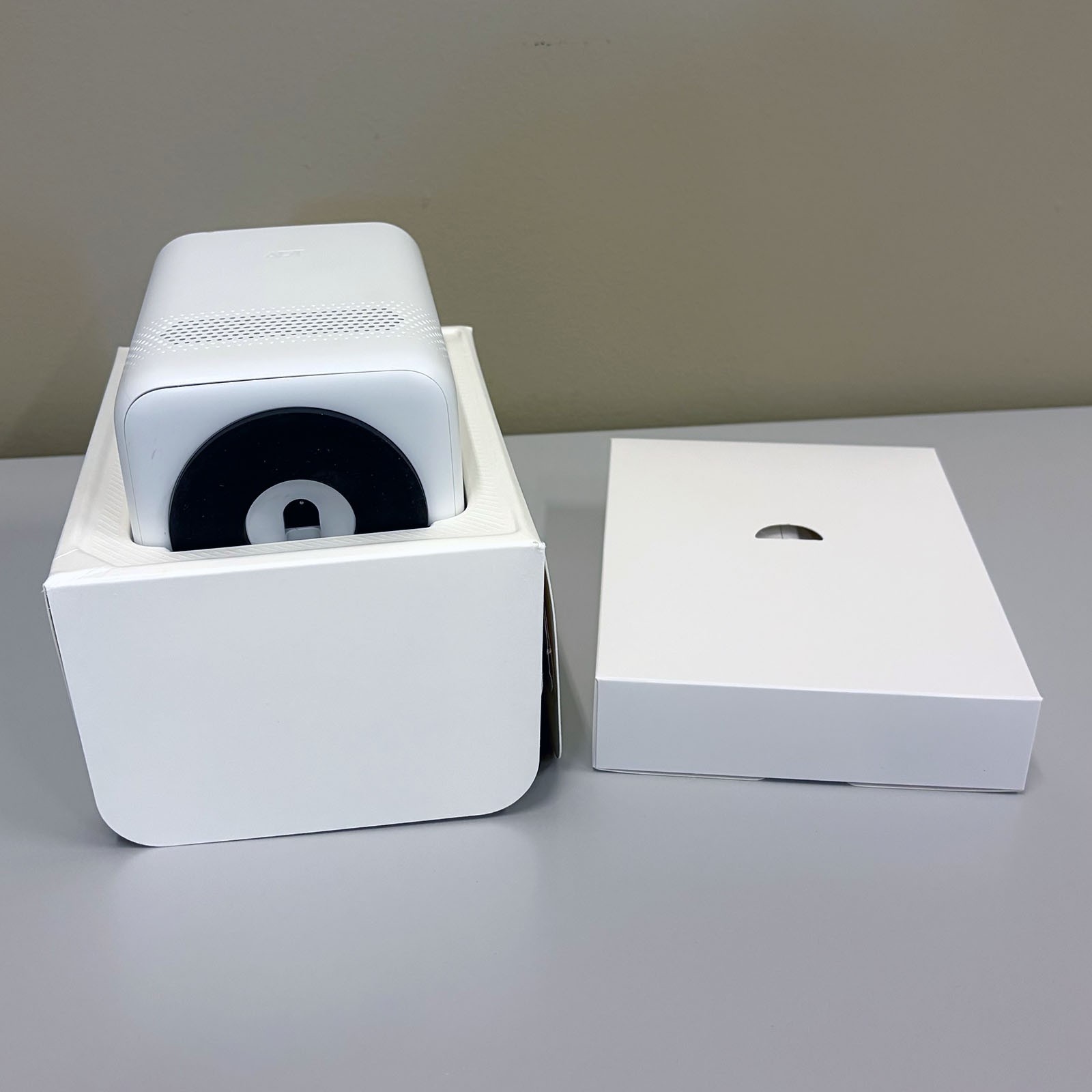 Blue by ADT Smart Home Hub Security System S40LR0-01-CW-S Hub and Sensors
