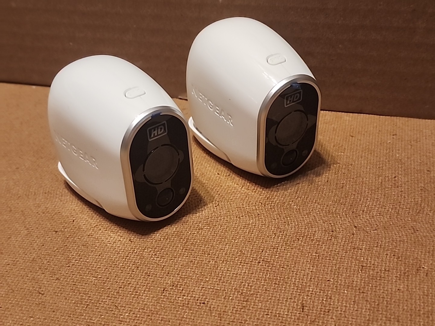 NETGEAR ARLO VMB3000 HOME BASE & 2 VMC3030 HD WIRE-FREE CAMERA INDOOR/OUTDOOR