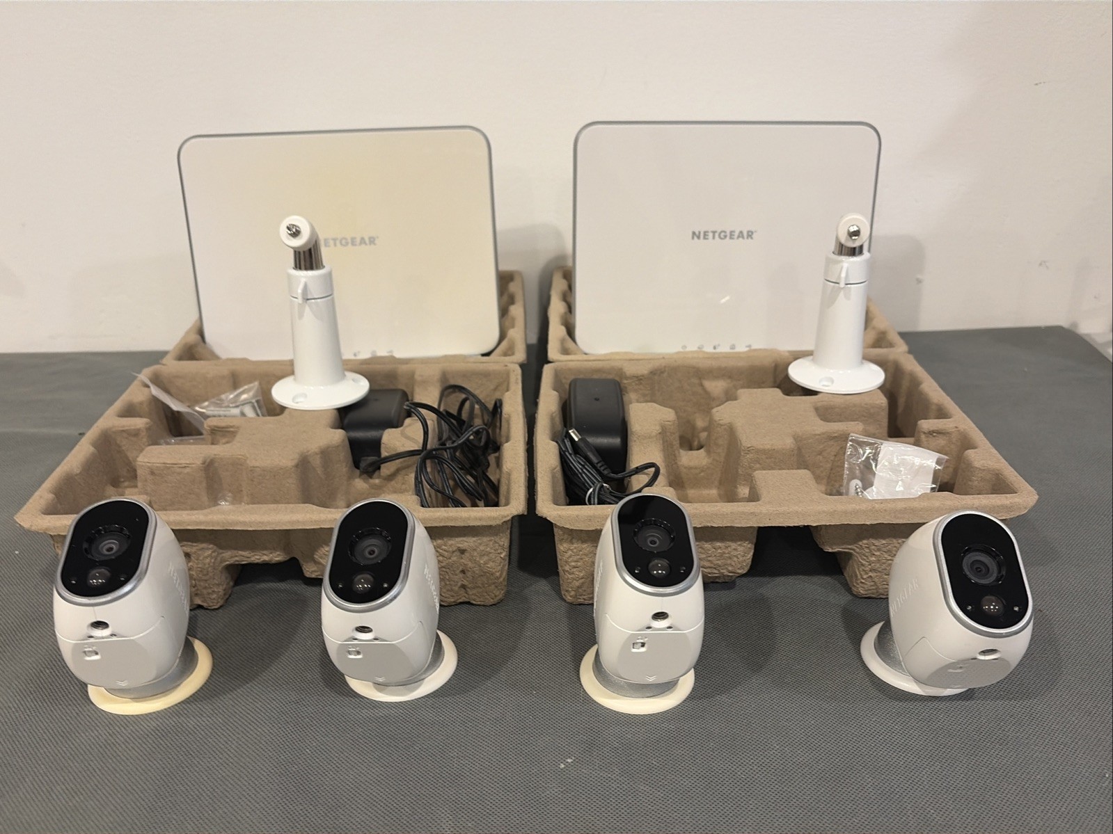 Arlo Netgear 2 Hub Cloud With Charger VMB3000 & VMC3030 4 Cameras