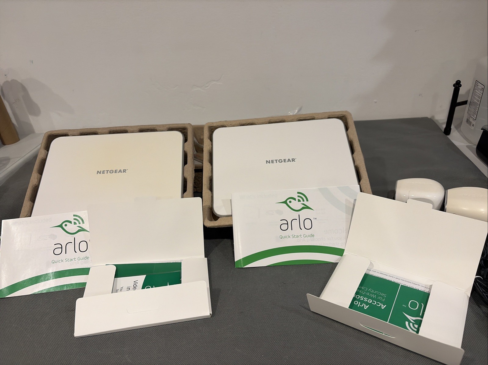 Arlo Netgear 2 Hub Cloud With Charger VMB3000 & VMC3030 4 Cameras