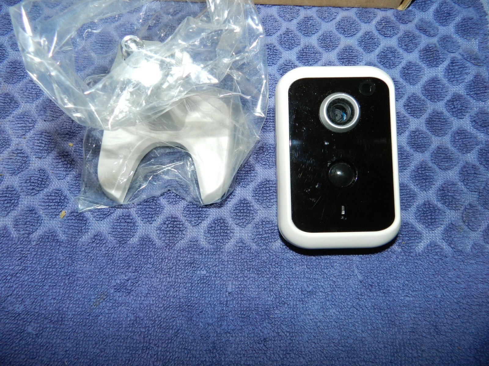 LifeShield SCH1R1-29 White/Black Wired Digital Security Camera stand & cables