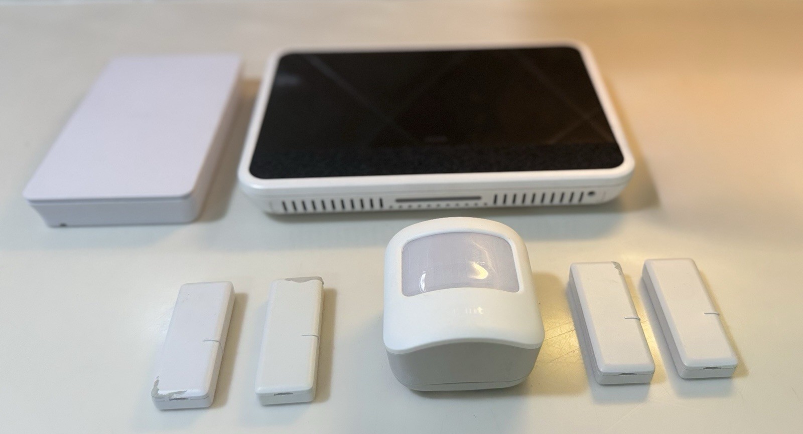 Vivint Smart Home Security System Bundle (Smart Hub,Smart Drive,Motion,Sensors)