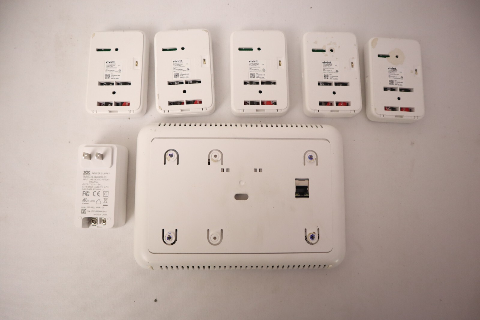 Vivint Smart Home Sky Control Panel Smart Hub VS-SH2000-C00 W/ 5x VS-GB2000
