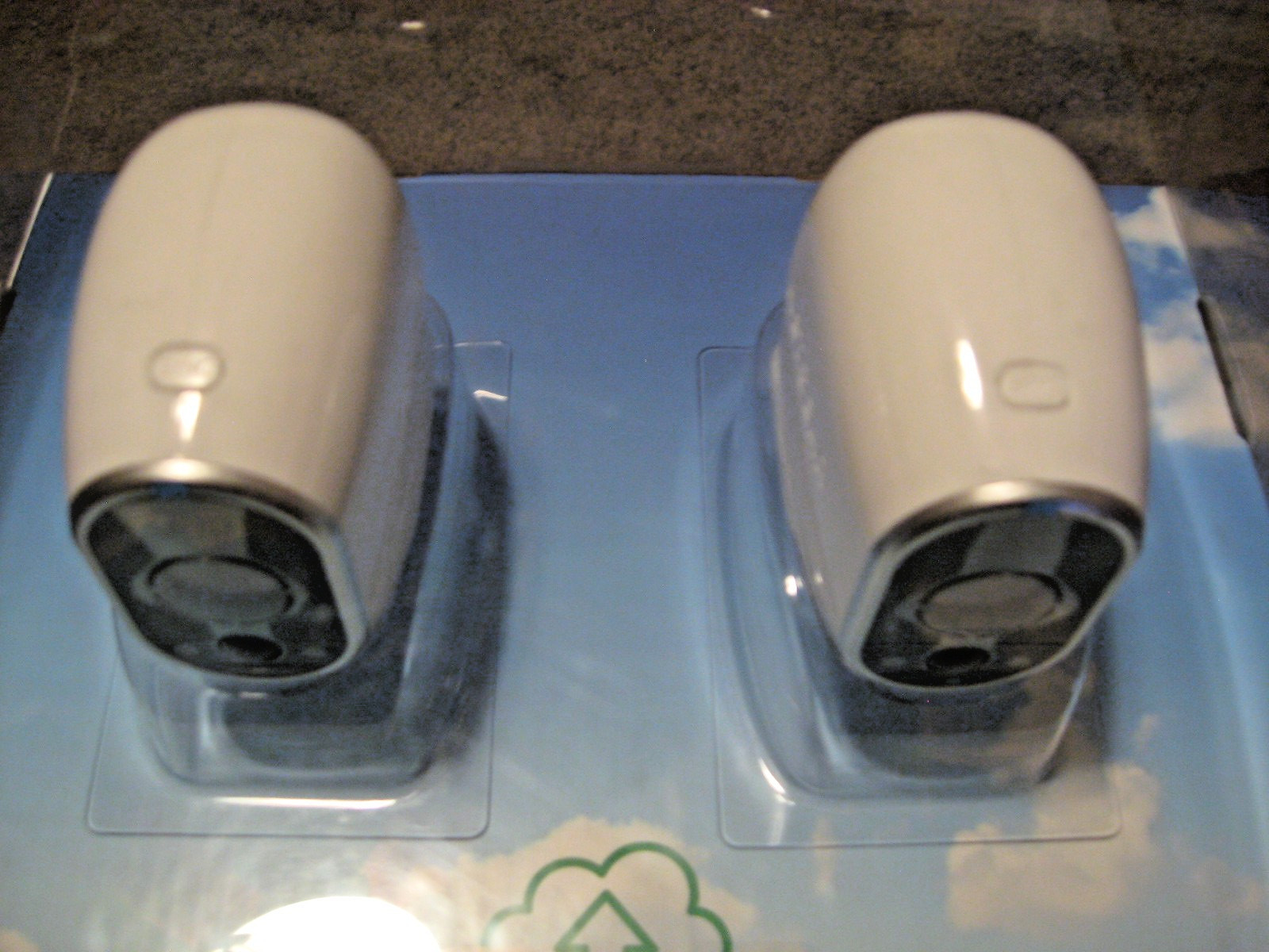 rmk99 Netgear Arlo 2 Camera Wireless Security System w/Base, Cords NIB st135