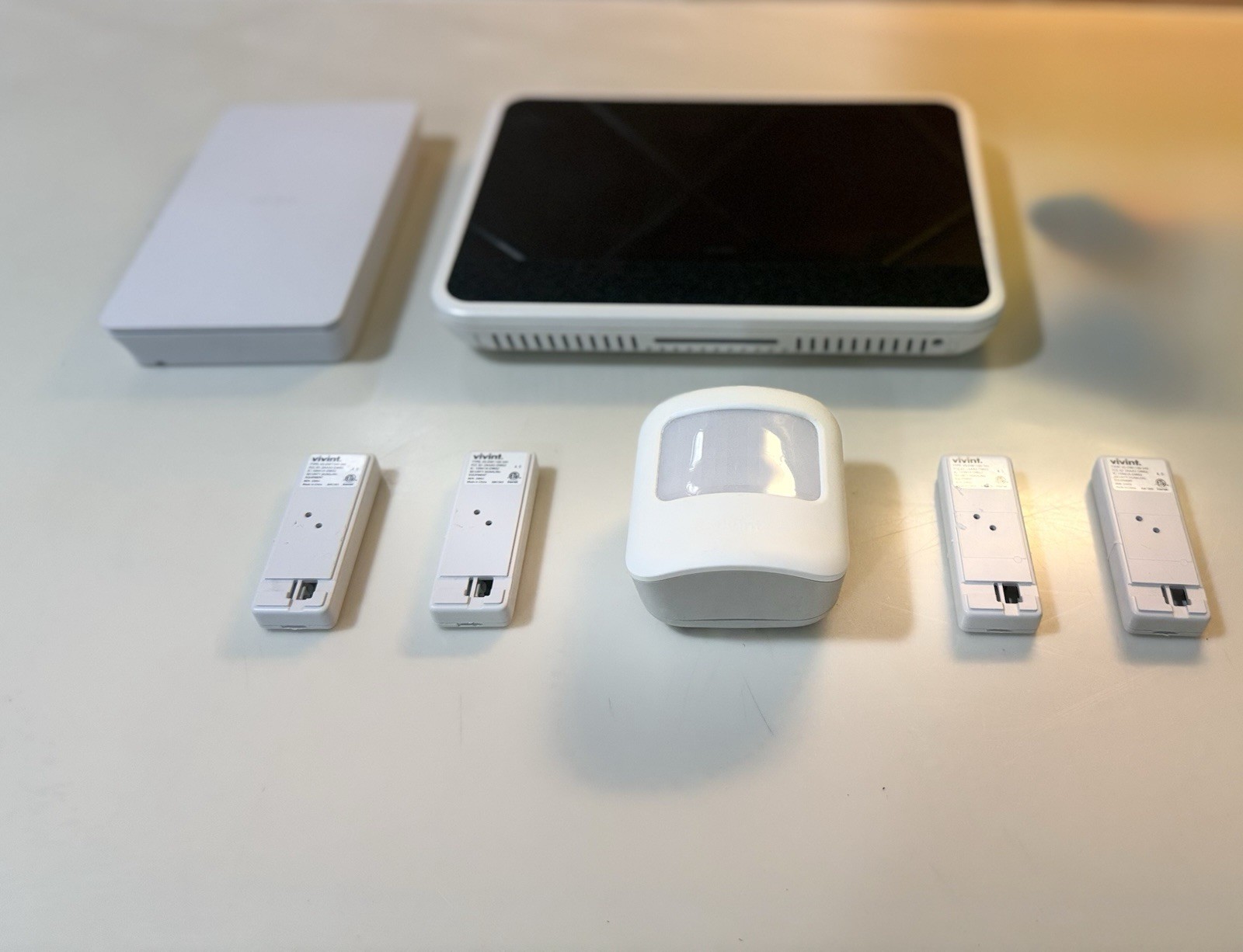 Vivint Smart Home Security System Bundle (Smart Hub,Smart Drive,Motion,Sensors)