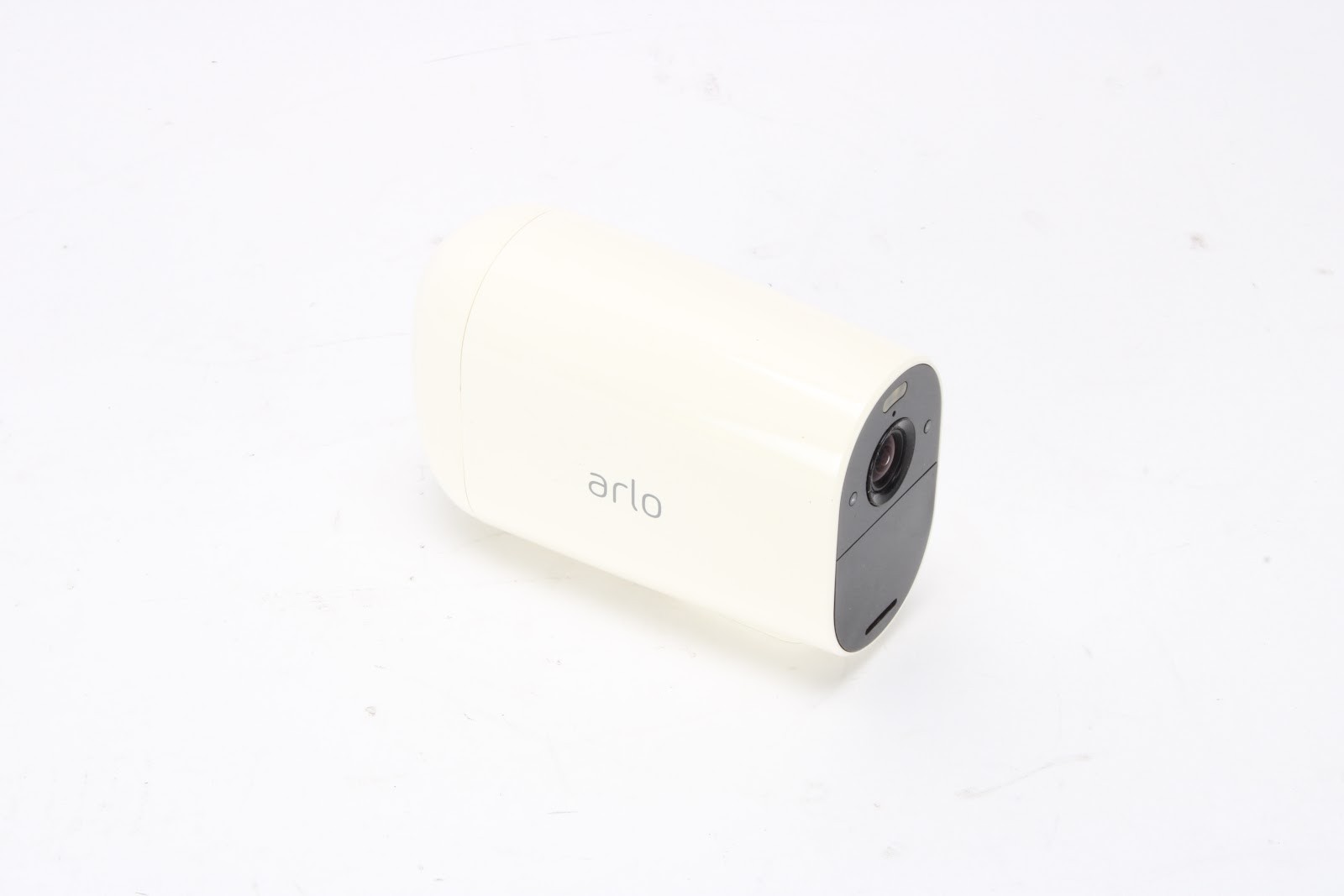 Arlo VMC2032-100NAS Essentials XL Spotlight Camera White W/ Mount and USB Cable