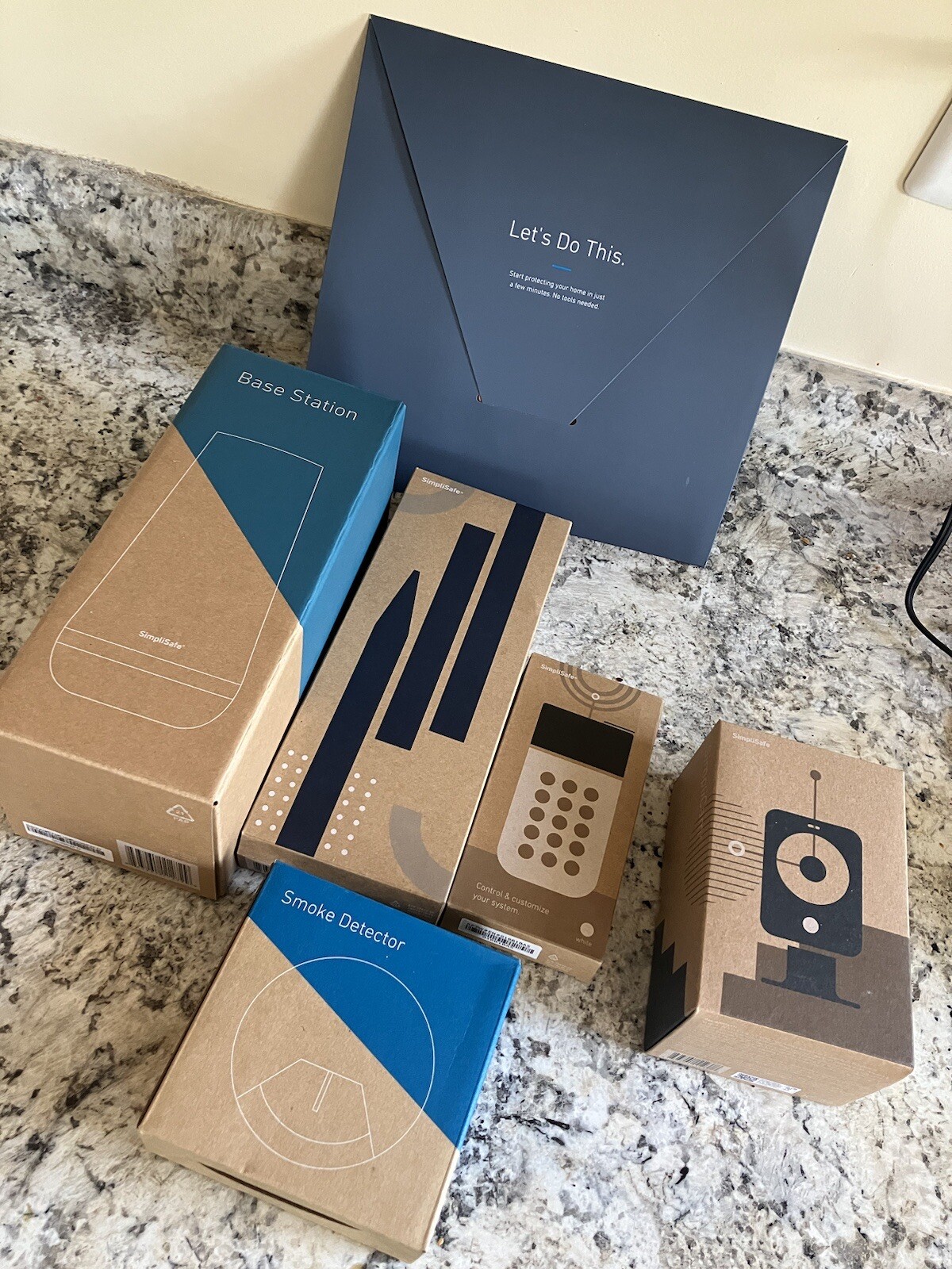 BRAND NEW – SimpliSafe 10pc Security System SSCS3 with Security Camera SSCM2
