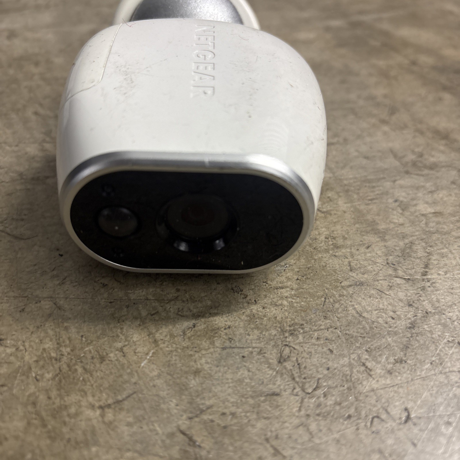 Arlo Camera Single Wireless Indoor/Outdoor Camera VMC3030 w mount