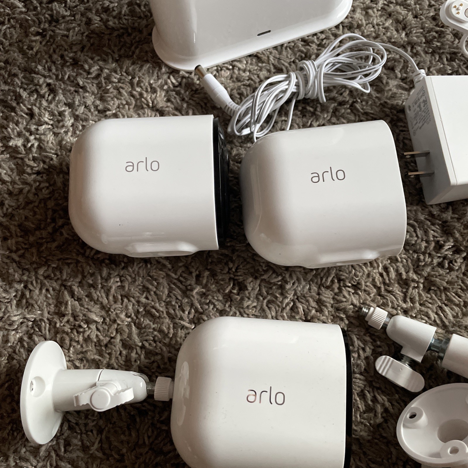 3 Arlo Pro 3 VMC4040P Wireless Security Cameras & VMB4540 smart hub No Battery