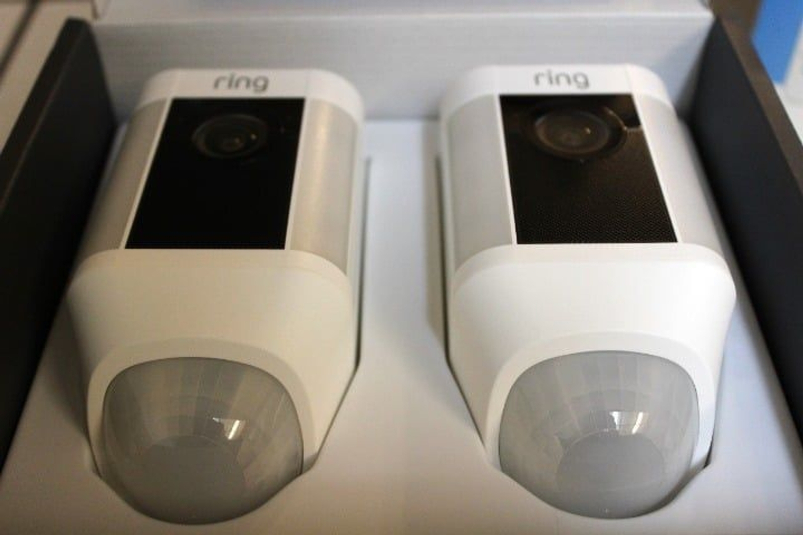 (NEW) RING Outdoor Security Camera & Spotlight w/ Battery – 2 Pack – White