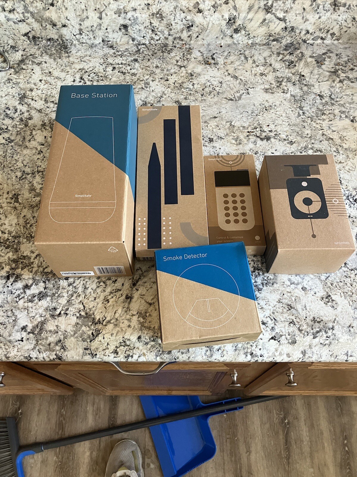 BRAND NEW – SimpliSafe 10pc Security System SSCS3 with Security Camera SSCM2