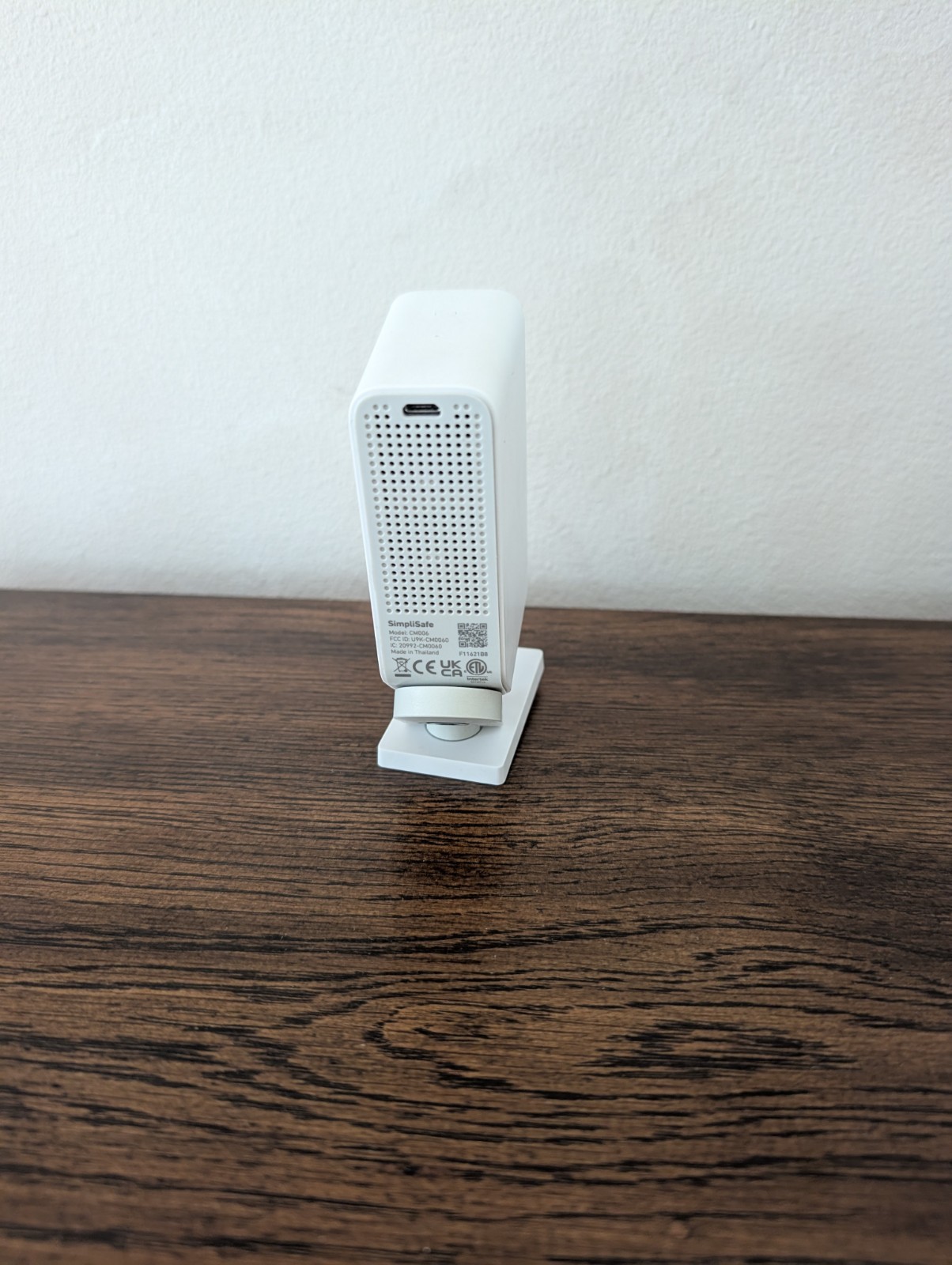 SimpliSafe Smart Alarm Wireless Indoor Security Camera CM006 Latest Model