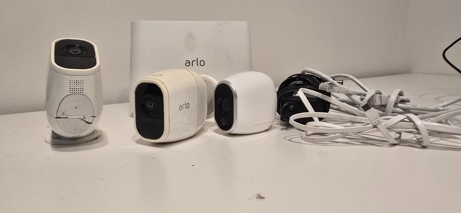 Arlo Pro 2 VMC4030P (2 Cameras) + Netgear Arlo VMC3030 + VMB4000 Base Station