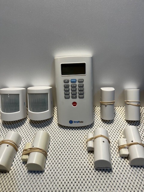 SimpliSafe Wireless 1st Generation Home Security Alarm System Bundle.