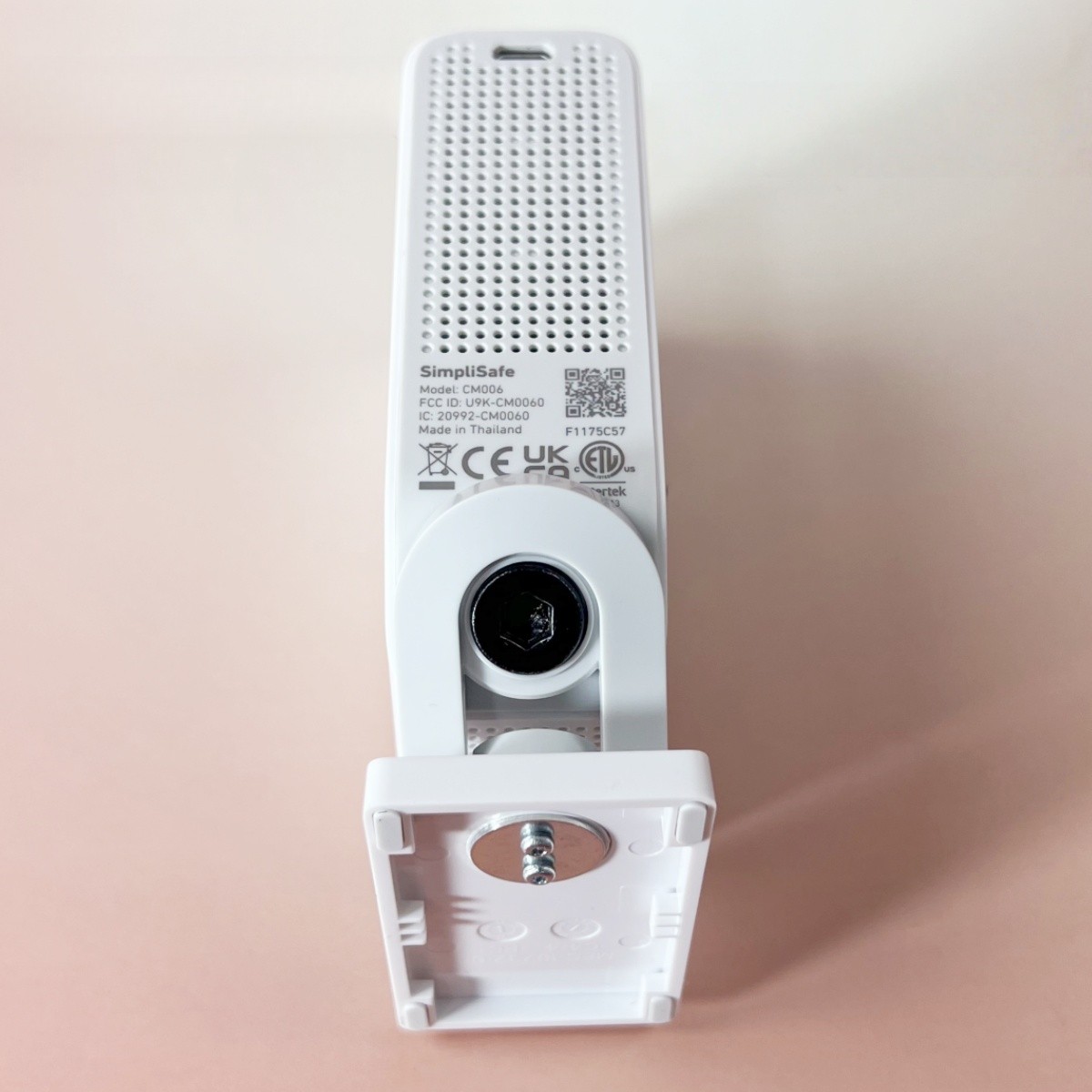 SimpliSafe Wireless Indoor Security Camera Smart Alarm Night Motion CM006 White