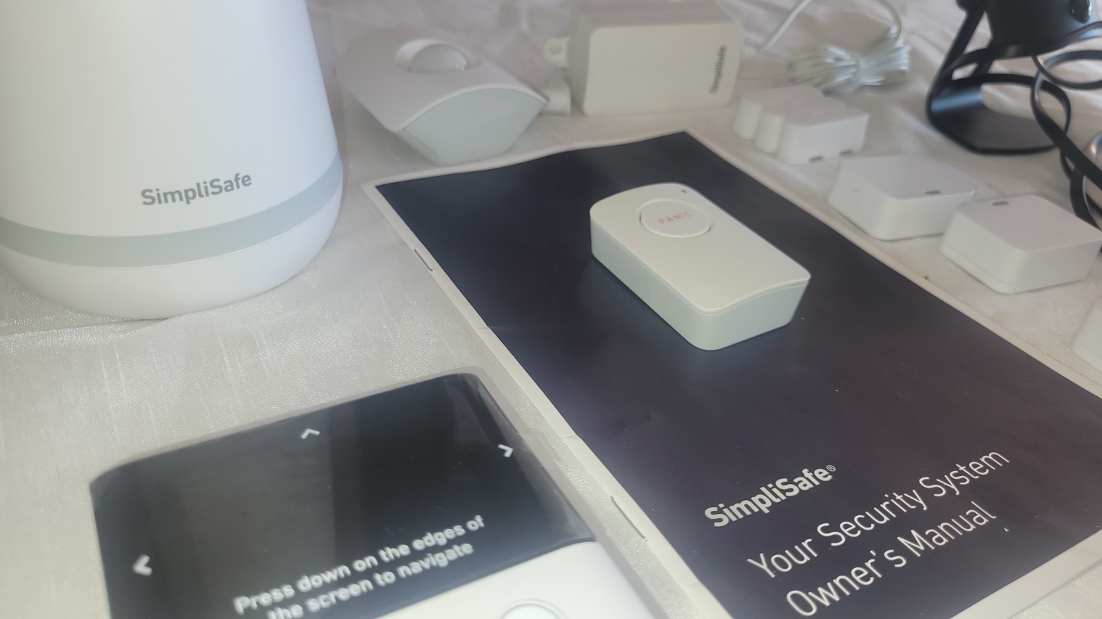 SimpliSafe Camera Home Security System Base Station SSCS3 W Keypad, Entry sensor