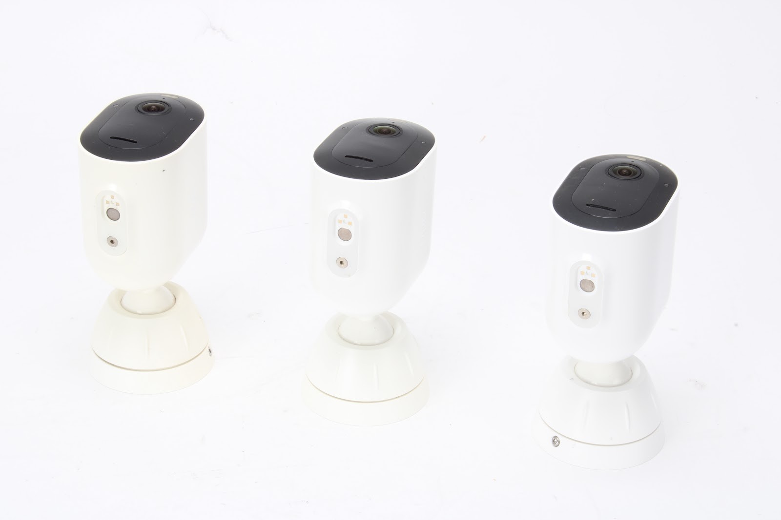 Arlo VMC4350P-1BYNAS Pro 4 Spotlight Camera Security Bundle – Fair Condition