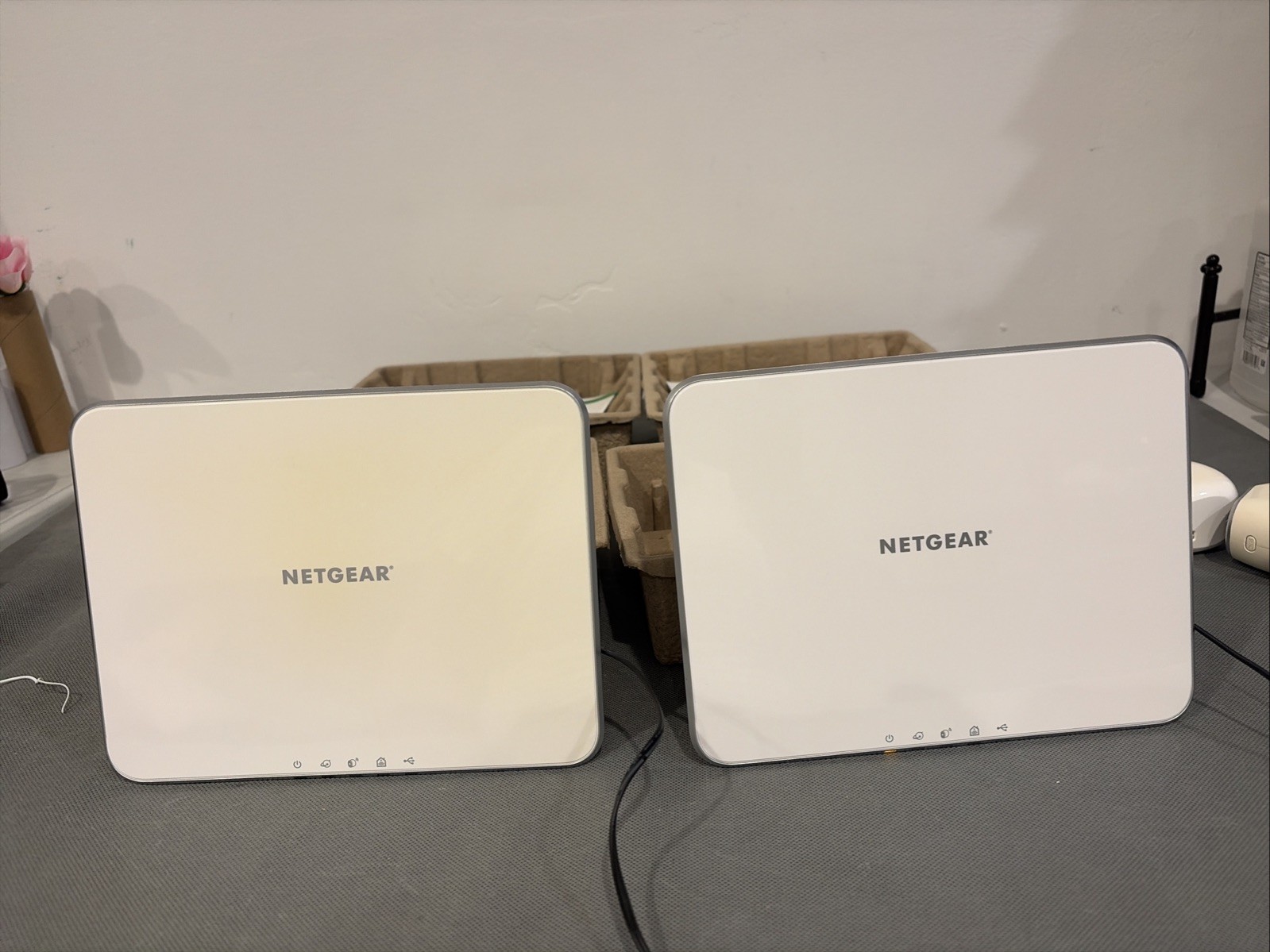 Arlo Netgear 2 Hub Cloud With Charger VMB3000 & VMC3030 4 Cameras