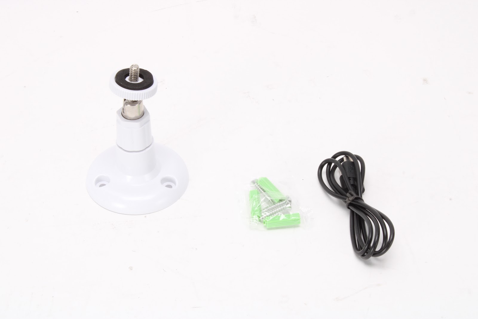 Arlo VMC2032-100NAS Essentials XL Spotlight Camera White W/ Mount and USB Cable