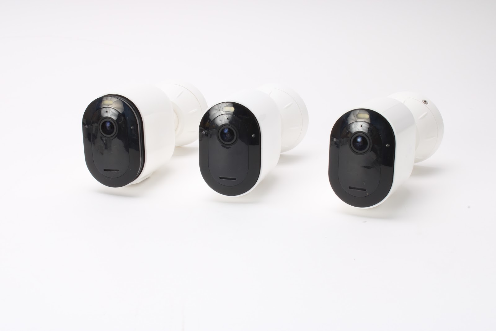 Arlo VMC4350P-1BYNAS Pro 4 Spotlight Camera Security Bundle W/ Batteries – Fair