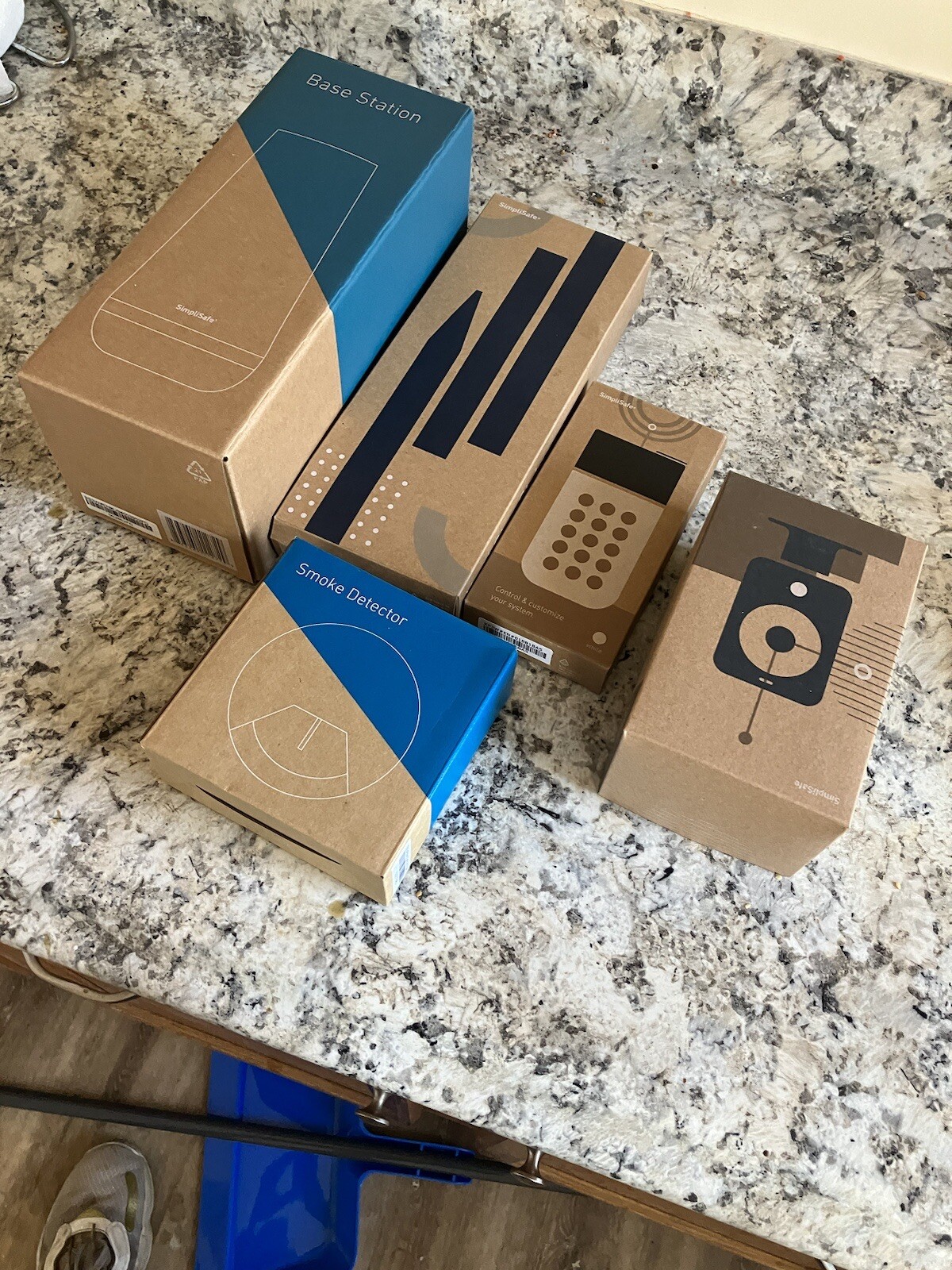 BRAND NEW – SimpliSafe 10pc Security System SSCS3 with Security Camera SSCM2